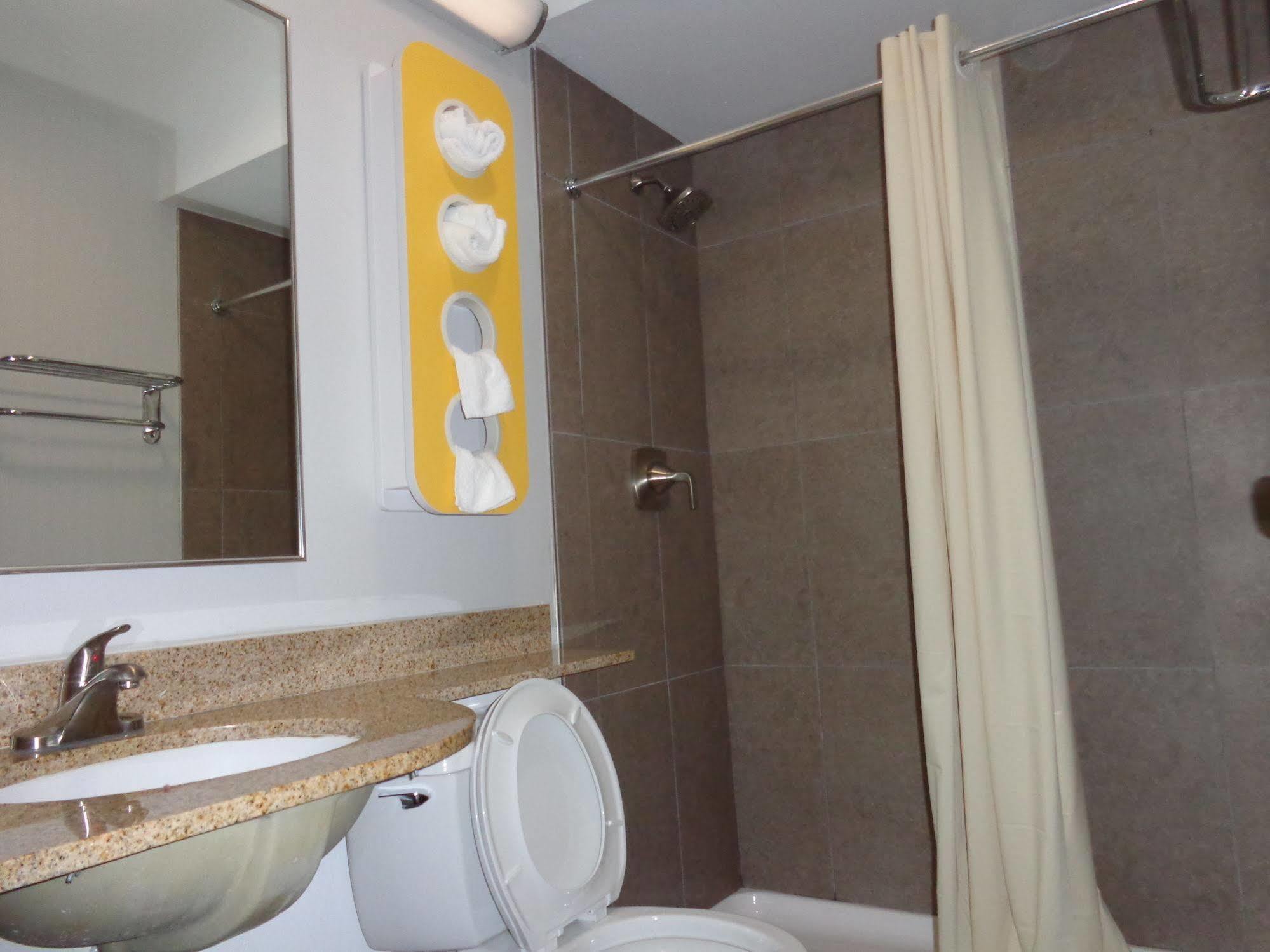 Quality & Watertown Fort Drum Hotel 2*